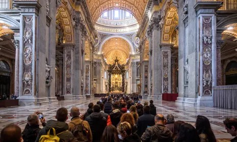 As Benedict XVI lies in state, more than 135,000 Catholics visit the Vatican. (1)