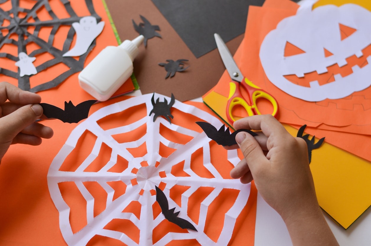 10 Spooktacular Halloween Activities for Kids and Adults (8)